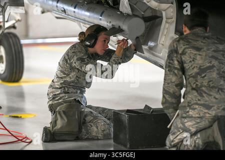 7 février 2020 - Hill Air Force base, Utah, États-Unis - L'aviateur principal Caelin Runyon, affecté à la 466e unité de maintenance d'aéronefs avec la 419e Escadre de chasse, fixe des ailerons de stabilisation sur un missile air-air avancé à moyenne portée AIM-120 lors de la compétition Load Crew of the Year le 7 février 2020, à la Hill Air Force base, Utah. La compétition de chargement par équipage exige que des équipes de trois aviateurs chargent des armes sur un F-35A Lightning II aussi rapidement et précisément que possible dans un délai de 37,5 minutes. (Crédit image : © U.S. Air Force/ZUMA Wire/ZUMAPRESS.com) Banque D'Images