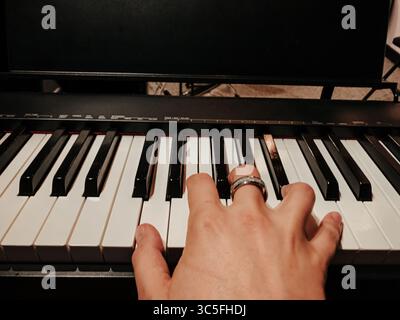 Pratique du piano en jouant à la main.vue à la première personne en tapant les touches Banque D'Images
