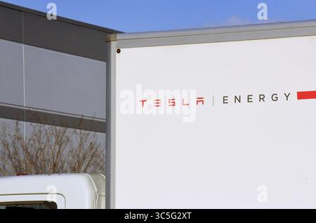 13 février 2020, Orlando, États-Unis : un camion dans un entrepôt énergétique de Tesla est vu en Floride le jour où Tesla a annoncé qu'elle prévoyait de lever environ 2 milliards de dollars dans le cadre d'une offre d'actions ordinaires. (Crédit image : © Paul Hennessy/SOPA images via ZUMA Wire) Banque D'Images