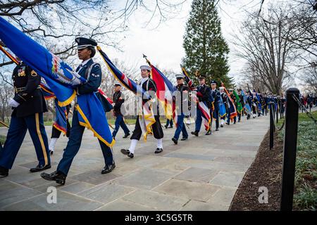 12 février 2020 - Arlington, Virginie, États-Unis - le cordon du drapeau de l'État et du territoire se met en place pour soutenir une cérémonie de dépôt de couronne des forces armées qui sera conduite par le président de la République de l'Équateur Lenin Moreno Garces à la tombe du soldat inconnu, cimetière national d'Arlington, Arlington, Virginie, le 12 février 2020. (crédit image : © U.S. Army/ZUMA Wire/ZUMAPRESS.com) Banque D'Images