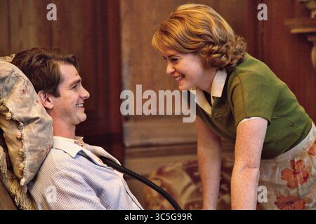 DATE DE SORTIE : 27 octobre 2017 TITRE : Breathe STUDIO : Imaginarium Productions RÉALISATEUR : Andy Serkis INTRIGUE : la véritable histoire d'amour inspirante de Robin (Andrew Garfield) et Diana Cavendish (Claire Foy), un couple aventureux qui refuse d'abandonner face à une maladie dévastatrice AVEC : Andrew Garfield, Claire Foy, Hugh Bonneville. (Crédit image : © Imaginarium Productions/Entertainment Pictures/ZUMAPRESS.com) Banque D'Images