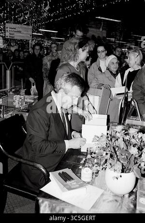 Copenhague/Danemark - la date de numérisation est 16. Mai 2017. (Date réelle inconnue de l'événement politique historique du Danemark) Uffe Ellemann Jensen Ministre danois de l'affais étranger période du 10 septembre 1982 au 25 janvier 1993 et chef du parti politique libéral danois et ancien journaliste de télévision à la braodcastin nationale DR et fils de politiciens et de ses enfants ont eux aussi pris part à la politique, Uffe Ellemann Jensen à la signature du livre à Magasin du Nord et la date de numérisation des images est le 16 mai 2017 (photo Francis Dean/Deanimages) Banque D'Images