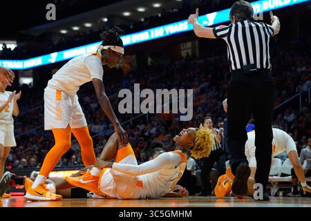 16 février 2020 : Rae Burrell #12 des Tennessee Lady vols crie de douleur après avoir modifié sa cheville et son aide par Rennia Davis #0 des Tennessee Lady vols pendant le match de basket-ball de la NCAA entre les bénévoles de l'Université du Tennessee Lady et les aggies de l'Université Texas A&M à Thompson Boling Arena à Knoxville TN Tim Gangloff/CSM(crédit image : &copy ; Tim Gangloff/CSM via ZUMA Wire) Banque D'Images