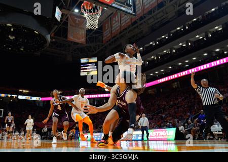 16 février 2020 : Chennedy carter #3 des Texas A&M Aggies regarde le ballon entrer après avoir été entaché par Jordan Horston #25 des Tennessee Lady vols pendant le match de basket-ball de la NCAA entre les Volunteers de l'Université du Tennessee Lady et les Texas A&M University Aggies à Thompson Boling Arena à Knoxville TN Tim Gangloff/CSM(crédit image : &copy ; Tim Gangloff/CSM via ZUMA Wire) Banque D'Images