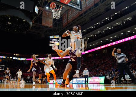 16 février 2020 : Chennedy carter #3 des Texas A&M Aggies regarde le ballon entrer après avoir été entaché par Jordan Horston #25 des Tennessee Lady vols pendant le match de basket-ball de la NCAA entre les Volunteers de l'Université du Tennessee Lady et les Texas A&M University Aggies à Thompson Boling Arena à Knoxville TN Tim Gangloff/CSM(crédit image : &copy ; Tim Gangloff/CSM via ZUMA Wire) Banque D'Images
