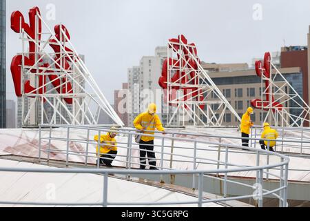 (250730) -- SHANGHAI, 30 juillet 2025 (Xinhua) -- des membres du personnel vérifient la stabilité des garde-corps de toit à la gare de Shanghai à Shanghai, dans l'est de la Chine, 30 juillet 2025. Co-May, le huitième typhon de cette année, a touché terre pour la deuxième fois dans la municipalité de Shanghai dans l'est de la Chine mercredi après-midi après avoir touché terre dans la province du Zhejiang tôt mercredi matin, selon l'observatoire météorologique central de Shanghai. Le centre du typhon Co-May (niveau de tempête tropicale) a touché terre pour la deuxième fois sur la côte du district de Fengxian, Shanghai vers 16 h 40 au moment de Landfal Banque D'Images