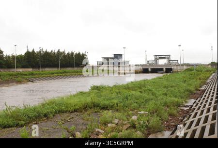 (250730) -- SHANGHAI, 30 juillet 2025 (Xinhua) -- Une porte d'écluse est ouverte pour libérer l'eau et réduire la pression de drainage dans les zones urbaines, dans le district de Fengxian à Shanghai, dans l'est de la Chine, 30 juillet 2025. Co-May, le huitième typhon de cette année, a touché terre pour la deuxième fois dans la municipalité de Shanghai dans l'est de la Chine mercredi après-midi après avoir touché terre dans la province du Zhejiang tôt mercredi matin, selon l'observatoire météorologique central de Shanghai. Le centre du typhon Co-May (niveau de tempête tropicale) a touché terre pour la deuxième fois sur la côte du district de Fengxian, Shanghai vers 16 h 40 Banque D'Images