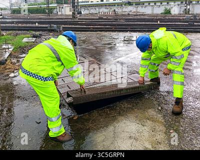 (250730) -- SHANGHAI, 30 juillet 2025 (Xinhua) -- des membres du personnel vérifient les installations de contrôle des inondations le long de la voie ferrée à Shanghai, dans l'est de la Chine, 30 juillet 2025. Co-May, le huitième typhon de cette année, a touché terre pour la deuxième fois dans la municipalité de Shanghai dans l'est de la Chine mercredi après-midi après avoir touché terre dans la province du Zhejiang tôt mercredi matin, selon l'observatoire météorologique central de Shanghai. Le centre du typhon Co-May (niveau de tempête tropicale) a touché terre deuxième sur la côte du district de Fengxian, Shanghai vers 16 h 40 au moment de toucher terre, le vent maximum Banque D'Images