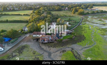 Vue aérienne du marais profond de Sweare entre Langstone et Hayling Island. Montrant le vieux moulin. Banque D'Images