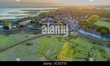 Vue aérienne du pub Royal Oak à Langstone, Hampshire, au coucher du soleil, surplombant les marais et l'estuaire près de Hayling Island à marée basse. Banque D'Images