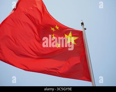 17 février 2020, Lima, Lima, Pérou : drapeau chinois agitant au-dessus du ciel bleu à l'ambassade de la République populaire de Chine à Lima, Pérou (crédit image : © Carlos Garcia Granthon/ZUMA Wire) Banque D'Images