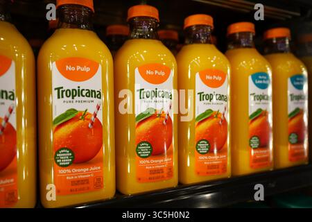 Les nouvelles bouteilles de jus d'orange Tropicana sont exposées de façon vibrante sur l'étagère réfrigérée de l'épicerie Banque D'Images