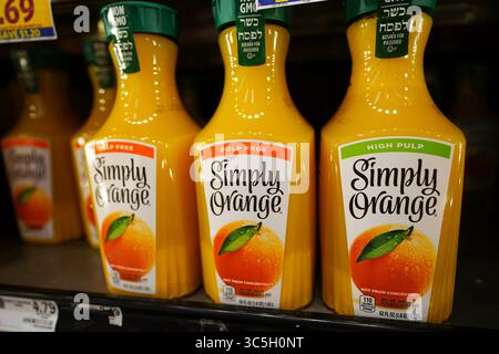 Bouteilles de jus d'orange Simply disposées avec élégance sur l'étagère réfrigérée de l'épicerie Banque D'Images