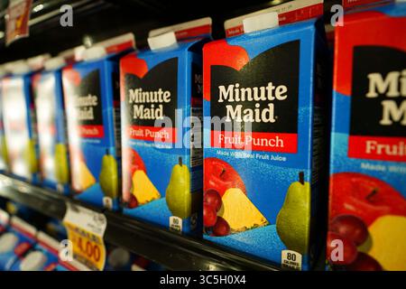 Bouteilles minute Maid fruit Punch exposées de façon éclatante dans l'allée des boissons de l'épicerie Banque D'Images