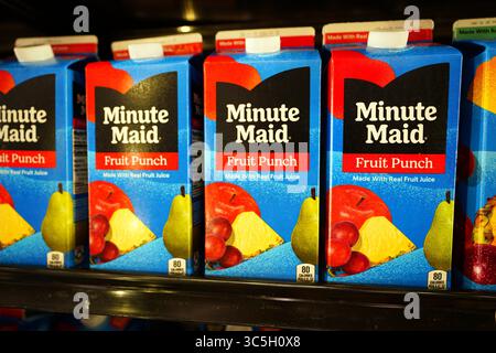 Bouteilles minute Maid fruit Punch exposées de façon éclatante dans l'allée des boissons de l'épicerie Banque D'Images