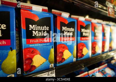 Bouteilles minute Maid fruit Punch exposées de façon éclatante dans l'allée des boissons de l'épicerie Banque D'Images