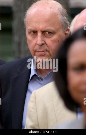 12 juin 2006, Camp David, Maryland, USA : Camp David, MD - 12 juin 2006 -- John Negroponte, directeur du renseignement national des États-Unis, regarde le président George W. Bush parler à des membres de la presse de ses réunions avec des conseillers de haut niveau à Camp David. Le président Bush a tenu les réunions pour réévaluer la stratégie militaire américaine dans la guerre en Irak (crédit image : © Evan F. Sisley/CNP via ZUMA Wire) Banque D'Images
