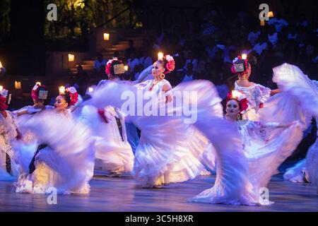 24 février 2018, Cancun, QUINTANA ROO, MEX : un grupo de bailarines durante un espectÃ¡culo que documenta la historia de MÃ©xico a travÃ©s del baile en Xcaret, autodescrito como un parque temÃ¡tico, Resort y desarrollo de ecoturismo y de propiedad privada ubicado en la Riviera Maya, una parte de la costa caribeÃ±a del estado mexicano de Quintana Roo. (Crédit image : © TNS via ZUMA Wire) Banque D'Images