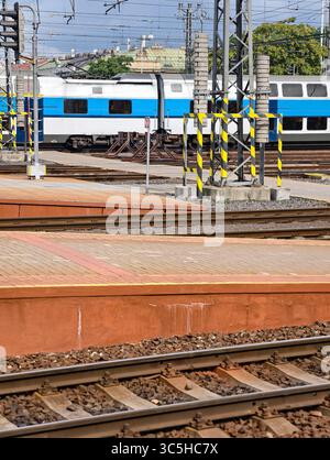 Voies ferrées et lignes électriques aériennes à la gare. Fond industriel abstrait train de passagers bleu, idéal pour le papier peint, la conception Web et l'utilisation numérique Banque D'Images