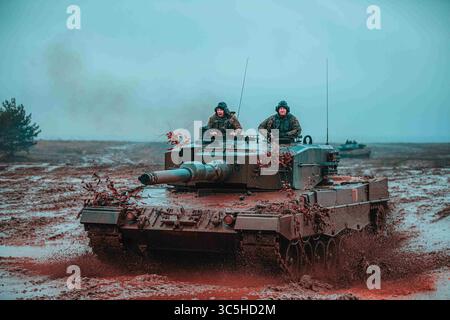 6 février 2020, Bemowo Piskie, Pologne : des soldats polonais affectés à la 1re Brigade blindée de Varsovie exploitent un char Leopard 2 lors d'un scénario d'entraînement multinational à l'appui du groupement tactique de présence avancée renforcée de l'OTAN Pologne le 6 février 2020 à Bemowo Piskie, Pologne. La présence avancée renforcée de l'OTAN consiste en quatre groupements tactiques de la taille d'un bataillon déployés sur une base de rotation permanente en Estonie, en Lettonie, en Lituanie et en Pologne. (Crédit image : © Timothy Hamlin/Planetpix/Planet Pix via ZUMA Wire) Banque D'Images