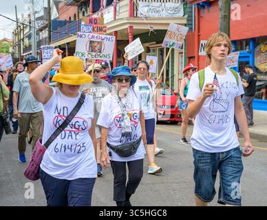 Nouvelle-Orléans, LOUISIANE, États-Unis - 14 juin 2025 : pas de manifestants de la fête des rois, avec des panneaux, marchent sur Frenchmen Street dans le quartier historique de Marigny à la Nouvelle-Orléans Banque D'Images