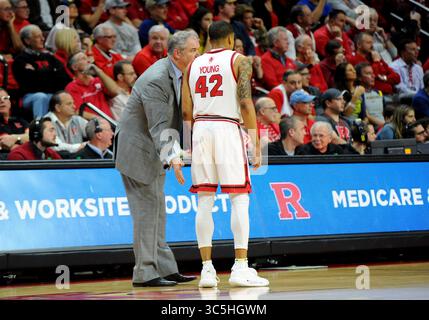 19 février 2020, Piscataway, New Jersey, États-Unis : 19 février, 2020 : L'entraîneur en chef de l'Université Rutgers STEVE PIKIELL parle à Guard JACOB YOUNG (42) lors d'une pause dans la deuxième mi-temps. Le Michigan a gagné 60-52. Le match a été joué au Louis Brown Athletic Center, Piscataway, NJ (crédit image : © Bennett Cohen/ZUMA Wire) Banque D'Images