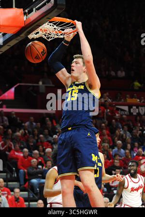 19 février 2020, Piscataway, New Jersey, États-Unis : 19 février, 2020 : le Centre de l'Université du Michigan JON TESKE (15 ans) dunque le ballon lors de l'action contre l'Université Rutgers. Le Michigan a gagné 60-52. Le match a été joué au Louis Brown Athletic Center, Piscataway, NJ (crédit image : © Bennett Cohen/ZUMA Wire) Banque D'Images