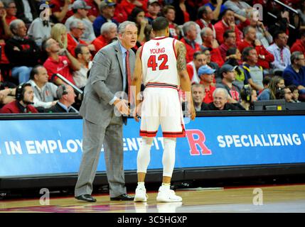 19 février 2020, Piscataway, New Jersey, États-Unis : 19 février, 2020 : L'entraîneur en chef de l'Université Rutgers STEVE PIKIELL parle à Guard JACOB YOUNG (42) lors d'une pause dans la deuxième mi-temps. Le Michigan a gagné 60-52. Le match a été joué au Louis Brown Athletic Center, Piscataway, NJ (crédit image : © Bennett Cohen/ZUMA Wire) Banque D'Images