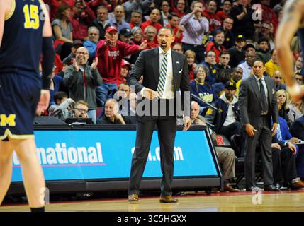 19 février 2020, Piscataway, New Jersey, États-Unis : 19 février, 2020 : L'entraîneur-chef de l'Université du Michigan JUWAN HOWARD dirige son équipe pendant la première mi-temps contre l'Université Rutgers. Le Michigan a gagné 60-52. Le match a été joué au Louis Brown Athletic Center, Piscataway, NJ (crédit image : © Bennett Cohen/ZUMA Wire) Banque D'Images