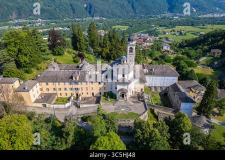 Vue aérienne du Sacro Monte Calvario di Domodossola. Domodossola, Verbano-Cusio-Ossola district, Piémont, Italie, Europe. Banque D'Images