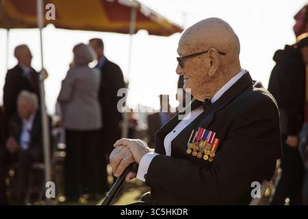 15 février 2020 - Camp Pendleton, Californie, États-Unis - le sergent maître artilleur à la retraite Len Maffioli, un vétéran d'Iwo Jima et maître de cérémonie, attend le début de la cérémonie de commémoration de la 75e bataille d'Iwo Jima au camp de base du corps des Marines Pendleton, Californie, le 15 février 2020. Maffioli était l'un des 28 vétérans d'Iwo Jima qui ont assisté à l'événement, qui est la cérémonie de commémoration finale programmée par le Comité commémoratif d'Iwo Jima et comprenait un dépôt de gerbes, un salut d'artillerie de 21 canons, un souvenir des morts avec des robinets et une cérémonie traditionnelle de découpe de gâteau avec le o Banque D'Images