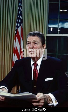 2 février 1988, Washington, q, États-Unis : Washington, DC. USA, 2 février 1988.le Président Ronald Reagan prononce un discours télévisé à la nation sur l'aide à la résistance démocratique nicaraguayenne du Bureau ovale de la Maison Blanche. (Crédit image : © Mark Reinstein/ZUMA Wire) Banque D'Images