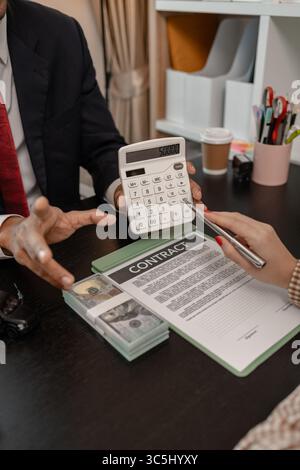 un vendeur de voitures explique les détails d'une voiture et le prix qui intéresse un acheteur, le directeur des ventes de la salle d'exposition a expliqué le montant de int Banque D'Images
