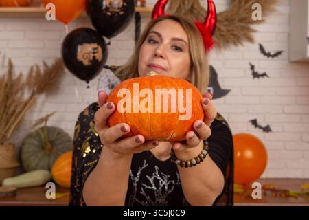 Chien Teckel habillé comme une sorcière avec une maîtresse décorer le ho Banque D'Images