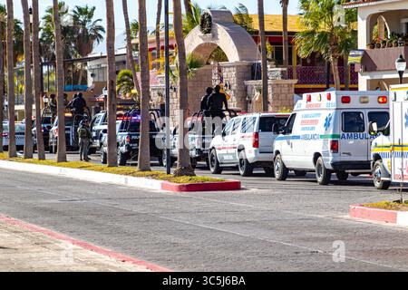 Loreto, basse-Californie du Sud. 11 décembre 2024. Groupe de policiers sur une opération de sécurité, fourgonnettes et ambulances garées dans la rue, police dans Banque D'Images