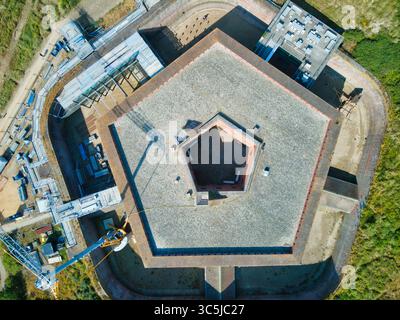Vue aérienne du robuste Fort Napoléon, sa forme pentagonale une forteresse d'histoire contre le paysage côtier, Ostende, Flandre occidentale, Belgique. Banque D'Images