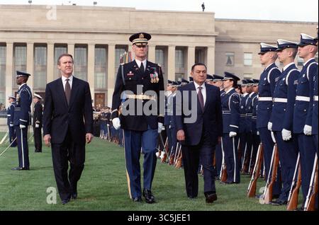 30 mars 2000, Washington, District of Columbia, États-Unis : Washington, DC - 30 mars 2000 -- le secrétaire à la Défense des États-Unis William S. Cohen (à gauche) se joint au lieutenant Col. Charles Sniffin (au centre), de l'armée américaine, commandant des troupes, pour escorter le président Hosni Moubarak d'Égypte (à droite) en visite alors qu'il inspecte la garde d'honneur des services conjoints lors d'une cérémonie de bienvenue au Pentagone le 30 mars 2000. Après la cérémonie d'arrivée des honneurs, Moubarak a participé à un petit déjeuner de travail auquel ont assisté non seulement des hauts responsables du Département de la Défense, mais aussi plusieurs sénateurs américains éminents. .Mandat Banque D'Images