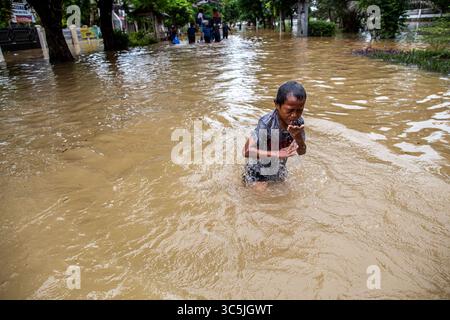 25 février 2020, Jakarta, Jakarta, Indonésie : Jakarta, Indonésie, 25 février 2020 : des inondations généralisées ont frappé Jakarta. De nombreuses maisons dans de nombreux quartiers de Jakarta ont été inondées, certains tunnels de rue, routes et trains ont été inondés. (Crédit image : © Donal Husni/ZUMA Wire) Banque D'Images