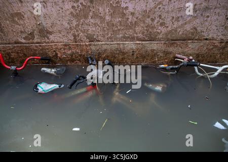 25 février 2020, Jakarta, Jakarta, Indonésie : Jakarta, Indonésie, 25 février 2020 : des inondations généralisées ont frappé Jakarta. De nombreuses maisons dans de nombreux quartiers de Jakarta ont été inondées, certains tunnels de rue, routes et trains ont été inondés. (Crédit image : © Donal Husni/ZUMA Wire) Banque D'Images