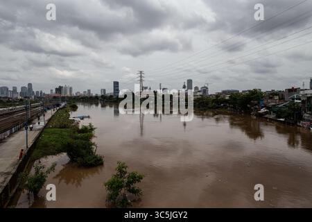 25 février 2020, Jakarta, Jakarta, Indonésie : Jakarta, Indonésie, 25 février 2020 : des inondations généralisées ont frappé Jakarta. De nombreuses maisons dans de nombreux quartiers de Jakarta ont été inondées, certains tunnels de rue, routes et trains ont été inondés. (Crédit image : © Donal Husni/ZUMA Wire) Banque D'Images