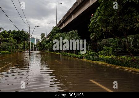 25 février 2020, Jakarta, Jakarta, Indonésie : Jakarta, Indonésie, 25 février 2020 : des inondations généralisées ont frappé Jakarta. De nombreuses maisons dans de nombreux quartiers de Jakarta ont été inondées, certains tunnels de rue, routes et trains ont été inondés. (Crédit image : © Donal Husni/ZUMA Wire) Banque D'Images
