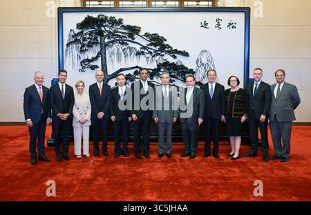 Pékin, Chine. 30 juillet 2025. Le ministre chinois des Affaires étrangères, Wang Yi, également membre du Bureau politique du Comité central du Parti communiste chinois, rencontre une délégation du Conseil d'administration du Conseil des Affaires sino-américain à Pékin, capitale de la Chine, le 30 juillet 2025. Crédit : Gao Jie/Xinhua/Alamy Live News Banque D'Images