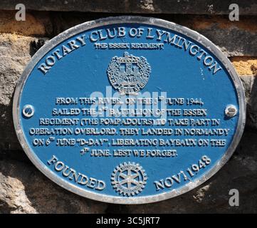 Plaque bleue commémorant le Régiment d'Essex, sur le Quai, Lymington. Banque D'Images