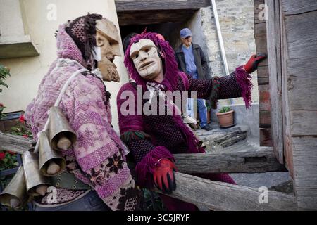 25 février 2020, Vila Boa de OusilhÃ£O, BraganÃ§a, Portugal : des fêtards habillés en diables se parlent pendant le carnaval de Vila Boa de OusilhÃ£o..Vila Boa de OusilhÃ£o est un petit village perdu dans les montagnes de TrÃs-os-Montes qui conserve la vieille tradition de célébrer le carnaval (Entrudo). Les fêtards portent des masques de diable en bois et parcourent le village à la recherche de plaisir. (Crédit image : © Hugo Amaral/SOPA images via ZUMA Wire) Banque D'Images