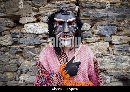 25 février 2020, Vila Boa de OusilhÃ£O, BraganÃ§a, Portugal : une fêteuse vêtue comme un diable pose pour un portrait pendant le carnaval de Vila Boa de OusilhÃ£o..Vila Boa de OusilhÃ£o est un petit village perdu dans les montagnes de TrÃs-os-Montes qui conserve la vieille tradition de célébrer le carnaval (Entrudo). Les fêtards portent des masques de diable en bois et parcourent le village à la recherche de plaisir. (Crédit image : © Hugo Amaral/SOPA images via ZUMA Wire) Banque D'Images