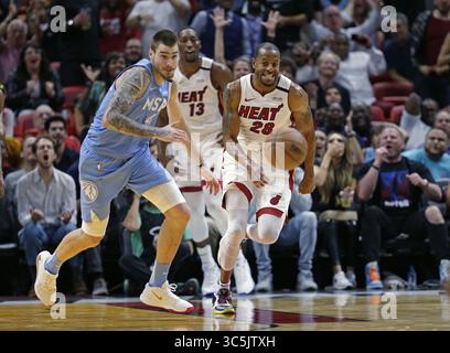 26 février 2020, Miami, FL, États-Unis : André Iguodala (28) du Heat de Miami poursuit une balle lâche contre Juan Hernangomez (41) du Minnesota Timberwolves au quatrième quart-temps à l'AmericanAirlines Arena de Miami le mercredi 26 février 2019. Les Timberwovles l'ont emporté, 129-126. (Crédit image : © TNS via ZUMA Wire) Banque D'Images