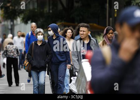 27 février 2020, Sao Paulo, SP, Brésil : un jour après la confirmation du cas de COVID-19 au Brésil, les gens partent dans les rues en utilisant des masques de protection dans la ville de Sao Paulo. (Crédit image : © Marcelo Chello/ZUMA Wire) Banque D'Images