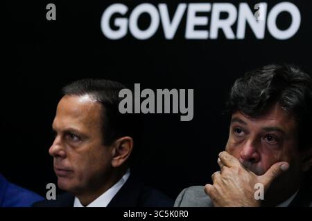 27 février 2020, Sao Paulo, SP, Brésil : le ministre brésilien de la santé LUIZ HENRIQUE MANDETTA (à droite) et le gouverneur de Sao Paulo JOAO DORIA (à gauche) lors d'une conférence de presse sur le cas confirmé de coronavirus au Brésil et les actions de prévention du gouvernement. (Crédit image : © Marcelo Chello/ZUMA Wire) Banque D'Images