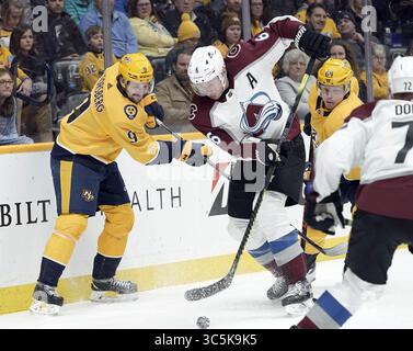 29 février 2020, Nashville, Tennessee, États-Unis : Filip Forsberg (9) et Erik Johnson (6), défenseur de l'Avalanche du Colorado, battant pour la rondelle lors d'un match de la LNH entre l'Avalanche du Colorado et les Predators de Nashville au Bridgestone Arena de Nashville, TN (crédit image : © Mickey Bernal/ZUMA Wire) Banque D'Images