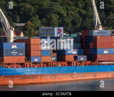 5 février 2020, Castries, Sainte-Lucie : conteneurs chargés sur le porte-conteneurs Hohebank dans le port de Castries, capitale de la nation insulaire des Caraïbes orientales de Sainte-Lucie. (Crédit image : © Arnold Drapkin/ZUMA Wire) Banque D'Images